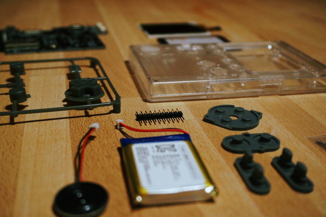 Manette de jeu démontée : coque, batterie et boutons