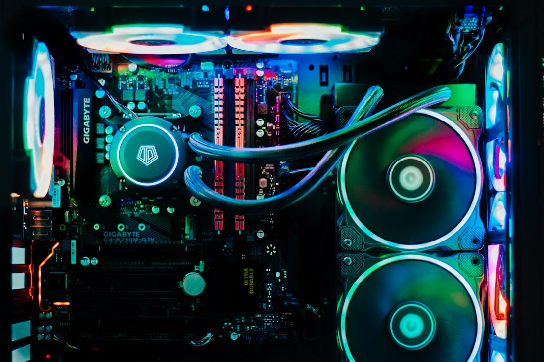 Intérieur d'un PC fixe avec ventilateurs éclairés